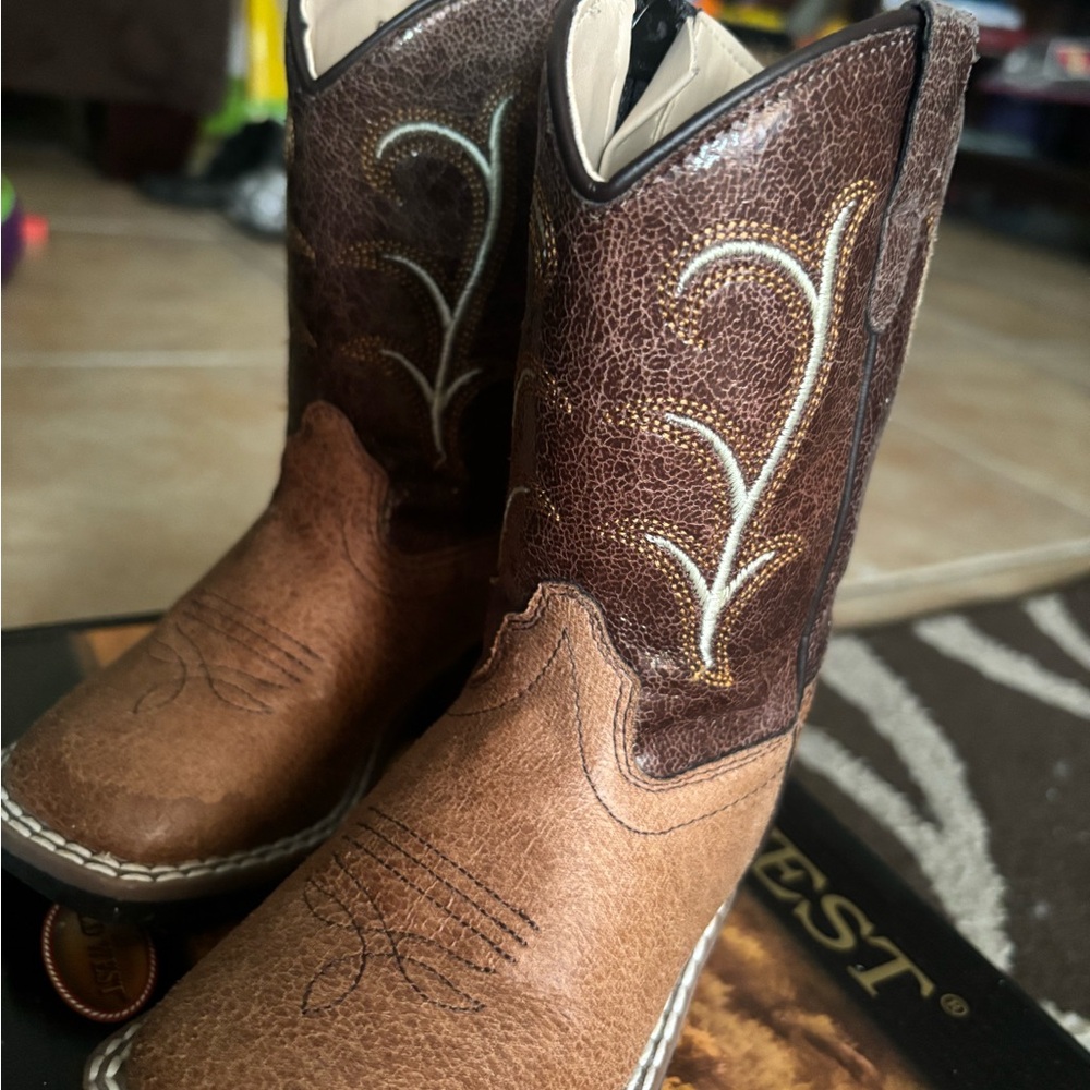 Toddler Authentic Cowboy brown boots( LIKE NEW) not accepting low offers.